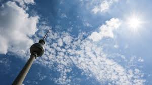 Die sonne versteckt sich hinter wolken: Cvjkncnok9e71m