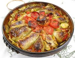 Soğanı küçük küp şeklinde doğrayın ve zeytinyağında pembeleşinceye kadar kavurun. Dolma Wikipedia
