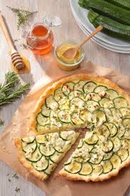 Recette Tarte De Courgettes Aux Herbes De Provence Et Chevre A La Moutarde Douce Au Miel 750g Recette Recette Recettes De Cuisine Tarte Courgette