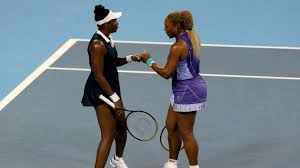 Photo Tennis. Les s?urs Williams réunies après quatre ans mais sorties d ...