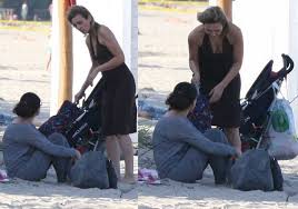 W skład kolekcji wchodzą limitowane chusty elastyczne i nosidełka, które zostały uszyte przez polskie mamy z materiałów. Reni Jusis Z Dziecmi Na Plazy W Sukience Bez Stanika Najpierw Zabawa Potem Jedzenie Zgadnijcie Jakie