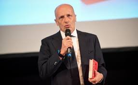Simona sala, alessandro de angelis e marco travaglio sono gli ospiti della puntata di questa sera. Alessandro Sallusti Disintegra Marco Travaglio Mario Draghi Figlio Di Papa Tu Figlio Di E Asino Incapace Il Tempo
