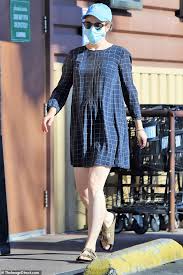 Rachel mcadams was spotted with her takeout order and her growing baby bump in los angeles. Rachel Mcadams Puts On A Leggy Display In A Thigh Skimming Minidress As She Makes A Grocery Run Sound Health And Lasting Wealth
