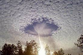 雲にぽっかりと穴が開く自然現象 スカイパンチ が神秘的 自然現象 雲 風景