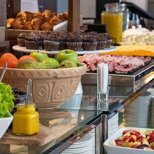 Known for having the best bands in town, it is the place to be seen, and also to watch the skilful bartenders prepare cocktails and long drinks, as the entertainers keep the partygoers on the dance floor all through the night. K K Hotel George Kensington London First Class Hotels In Europe