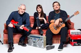 Μπορεί να πει κανεις για τον λαυρέντη μαχαιριτσα.και όσα δεν πούμε εμείς το λένε τα τραγούδια του. Ti Exei Meinei Ap Th Fwtia Maxairitsas Portokalogloy Mazi Stis Bry3elles