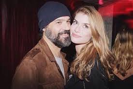 Alinne cristine dorelli de magalhães e morais (sinh ngày 22/12/1982), được biết đến với cái tên alinne moraes, là một nữ diễn viên người brasil đóng vai monica paiva (nina) trong telenovela como uma onda và đóng vai luciana trong viver a vida. Marido De Alinne Moraes Rebate Internauta Apos Ser Chamado De Feio O Tempo