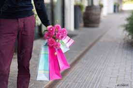 Immagini di buon compleanno con palloncini. Uomo Romantico Con Fiori Rosa E Shopping Bags Su Fondo Foto D Archivio Crushpixel