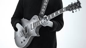 The white dots and black dots make up the scale pattern, but the black dots show you the chord pattern the pattern is built around. look at the example below: Beginner Guitar How To Play Scales Guitar World