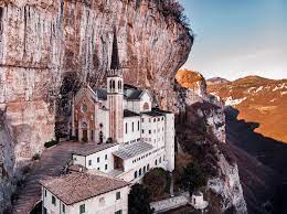 El santuario de madonna della corona, situado en la región italiana de verona te sorprenderá tanto por su belleza paisajista como su arquitectura. Spectacularly Placed The Sanctuary Of Madonna Della Corona Near Verona Italy Magazine