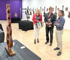 Pedro Aragón muestra la creación de sus guitarras en la planta baja del  Centro Comercial La Verónica