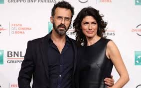 Anna valle 45 anni, 19 giugno 1975 (gemelli), lentini (italia) dettagli biografia, filmografia, premi, news e rassegna stampa. Anna Valle Chi E Il Marito Ulisse Lendaro La Passione Che Condividono