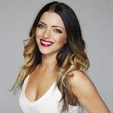 Die haare sind immer noch blond, reichen aber nur noch bis zur schulter; Gzsz Eine Neue Liebe Fur Emily Frisuren Langhaar Hubsche Frisuren Haar Styling
