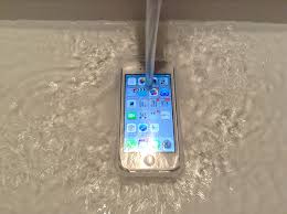 Bonjour, en effets les iphones 8 ont une résistance de 30min, à 1 mètres de profondeur (ip67). L Iphone 5 Sous L Eau Sans Degat C Est Possible Grace A La Coque Etanche Iphonote