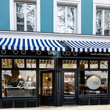 Cafe Bla Modernes Helles Fruhstucks Und Brunchrestaurant Mit Mittagskarte Bunten Stuhlen Und Grosser Terrasse Implerst Cafes Munchen Munchen Bayern Munchen