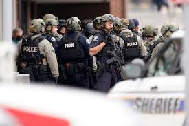 Thousands of el paso residents went to a baseball diamond in ponder park to pay tribute to the victims of saturday's mass shooting in texas. 9 Hvephpvnqwm