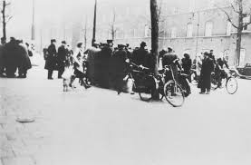 De februaristaking begon in 1941 in amsterdam en was een uiting van verzet tegen de duitse bezetter tegen de jodenvervolging in de tweede wereldoorlog. Februaristaking Tweedewereldoorlog Nl
