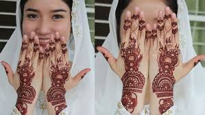 Seni mengukir dan menghias tubuh memakai henna disebut mehndi. Tak Asal Cantik Di Balik Motif Henna Ternyata Menyimpan Doa Dan Harapan Bagi Calon Pengantin