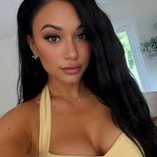 Lindsey Ann's Instagram, Twitter & Facebook