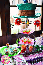 Mesa Candy Bar De Alicia En El Pais De Las Maravillas Alicia En El Pais De Las Maravillas Mesa Dulce Alice In Wonderland Sweet Table Merry Feliz Diaper Cake
