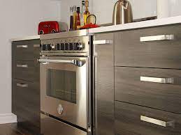 Ceviz rengi denilince akla gelen ilk dekorasyon unsurlarından birini elbette ki klasik tarzlı mutfak dolabı tasarımları oluşturuyor. En Guzel Ahsap Mutfak Dolabi 105 Model Ornegi