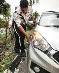 Traffic in shah alam, malaysia. Netizens Praise Traffic Police Officers For Preventing Jam By Helping Driver Change Tyre World Of Buzz