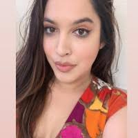 Mina Karim's Instagram, Twitter & Facebook