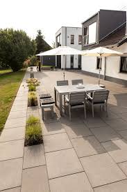 Statt Purer Sitz Und Terrassenflache Mit Fehlenden Platten Und Lucken Im Belag Fur Auflockerung Und Integration Von Grun Sorge Gartensitzplatz Gartengestaltung