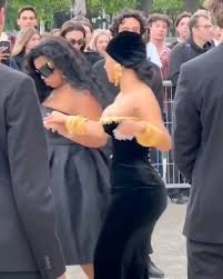 La intimidad de Cardi B y su guardia que evitó que mostrara todo, Cardi B  estaba llegando al desfile de Alta Costura de Schiaparelli en París, cuando  un baile casi le baja el vestido y la deja al ...