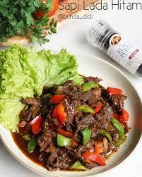 250gr daging (rebus hingga empuk) 2 buah kentang (iris, goreng). Diah Didi S Kitchen Sapi Lada Hitam