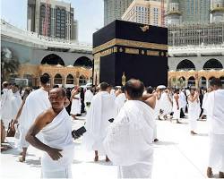 صورة person wearing the ihram for Umrah
