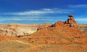 Mexican Hat Rock Utah With The Monocline Of Comb Ridge In The Background Mexican Hat Mountain Town State Parks