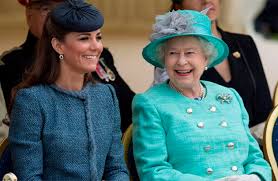 Aos 94 anos, a eterna rainha da inglaterra, elizabeth ii, renova o seu retrato oficial para ser áfrica do sul, jamaica, nova zelândia e canadá são exemplos do seu poderio. Nova Patrona Estilozzo