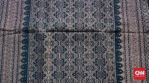 Terdapat beberapa jenis tenun batik, misalnya tenun lurik batik, batik tenun togog, batik benang bintik,dan lain sebagainya. Menyusuri Tenun Indonesia Dari Aceh Hingga Nusa Tenggara