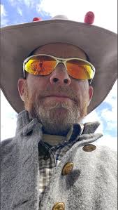 Spring cleaning. Photos this time. I have no idea how these pictures wound  up in my collection. Now, this isn't a contest. I'm not asking for help  identifying the subject(s). Still… |