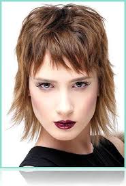 Mittellang, stufig und mit pony. Frisuren Mittellang Stufig Fransig 2019 Frisuren Mittellang Stufig Fransig Besuchen Mai Frisuren Mittella Frisuren Mittellang Stufig Stufige Frisuren Fransig