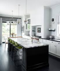 Black And White Marble Kitchen Countertops Black Island In White Kitchen Schwarzer Holzboden Marmorplatte Von Estee Design Lookbook In 2020 Black Wood Floors Black Kitchen Countertops White Marble Kitchen
