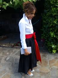 ¡elige el vestido perfecto para ir de boda y elige entre nuestra selección de accesorios y zapatos para completar el look! Invitada De Boda By Montse Arias Costura Conjunto De Blusa Blanca Y Falda Asimetirca En Color Azul Con Lazada Roja A Vestidos De Fiesta Vestidos Invitada Ropa