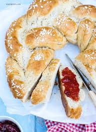 Rezept Hefekranz Mit Hagelzucker Neujahrskranz Was Eigenes Rezept Rezepte Lebensmittel Essen Hot Dog Brotchen
