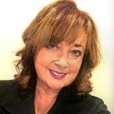 Dee Vandyke's Instagram, Twitter & Facebook