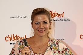 She is an actress, known for verbotene liebe (1995), das traumschiff (1981) and alarm. Nina Bott Wird Aus Cafe Geworfen Weil Sie Stillt