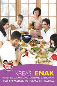 Melalui kebiasaan makan bersama keluarga ini, hubungan antar anggota keluarga akan menjadi lebih harmonis dan erat. Makan Bersama Seluruh Anggota Keluarga Tercinta Adalah Hal Yang Sangat Menggembirakan Kreasikan Makanan Enak Penuh Kesegara Kegembiraan Cinta Adalah Persamaan