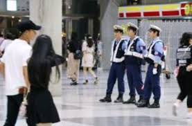 アリアナ グランデさんのコンサート会場周辺を警戒する警察官 １０日夜 千葉市美浜区 写真 西日本新聞ニュース