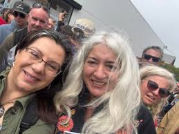 At Excelsior in SF for unveiling of Jerry Garcia Street. 000 MEN HERE  BESIDE Е RISING TIDE 指郵援 CERIRTCIS RSEI IRSECNAL зкиа 000 Harrington Jerry  Garcia COMMEMORATIVE Street