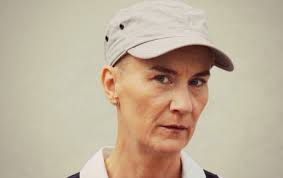 Kaxigt om hat och poetiskt om motstånd