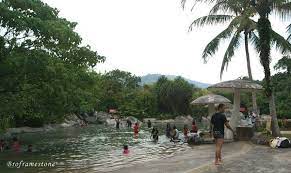 Pola aliran sungai adalah bentuk aliran sungai yang dipengaruhi pola aturan tertentu baik dari struktur bebatuan maupun struktur pola aliran sungai paling sederhana yaitu pola dendritik. Kolam Air Panas Di Felda Residence Hot Springs Sungkai