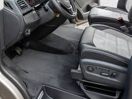 Der brandrup teppich für den fahrgastraum wird mit einer art klettleiste geliefert die unter der trittstufenverkleidung der schiebetür geschoben wird. Brandrup Veloursteppiche Volkswagen T6 T5