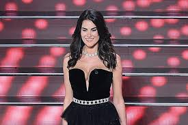 In conferenza stampa francesca sofia novello è ritornata sulla questione del 'passo indietro': I Look Di Francesca Sofia Novello A Sanremo Nella Quarta Serata Splendida In Nero