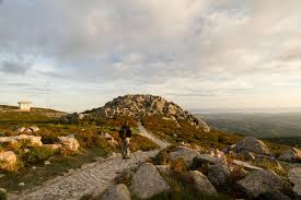 Available parking for 6 camping cars and camping with tents in the hills where there is access to a dry toilet. Monchique Malerisches Gebirge Im Suden Portugals