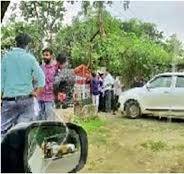 पत्रकारों की गाड़ी में मिला ...